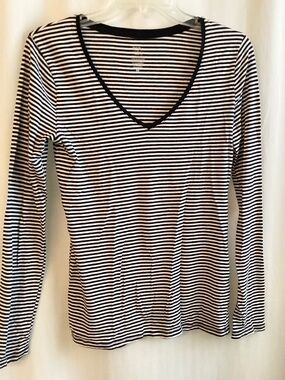 MOSSIMO TISSUE TEE..Lblack and white stripes, size med.